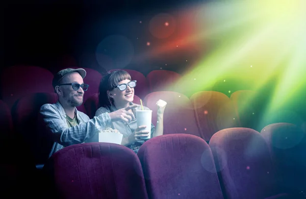 Adolescente casal assistindo filme — Fotografia de Stock