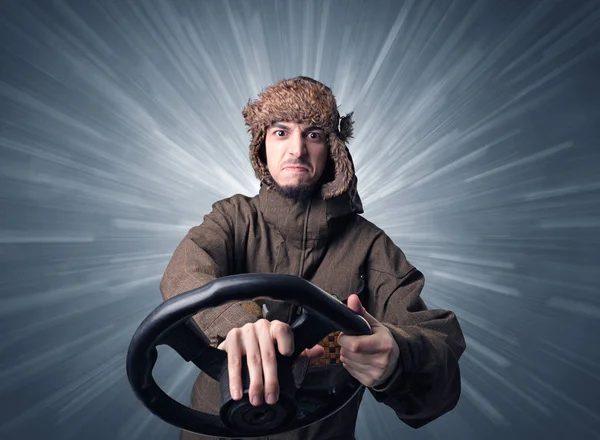 Hombre sosteniendo el volante — Foto de Stock