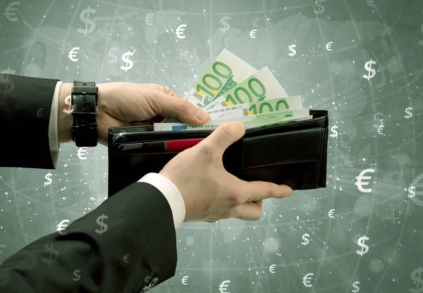 Une main d'homme d'affaires sort l'euro du portefeuille — Photo