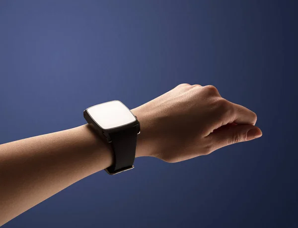 Gros plan main féminine avec balck smartwatch écran — Photo