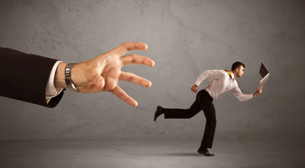 Zakenman die loopt van de hand — Stockfoto