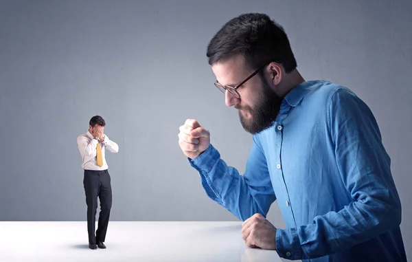 Jovem empresário lutando com empresário em miniatura — Fotografia de Stock