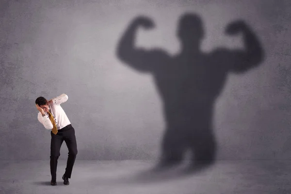 Hombre de negocios mirando su propio concepto de sombra fuerte ajuste — Foto de Stock