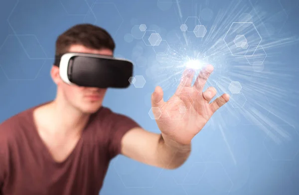 Man wearing virtual reality goggles — Stock Photo, Image