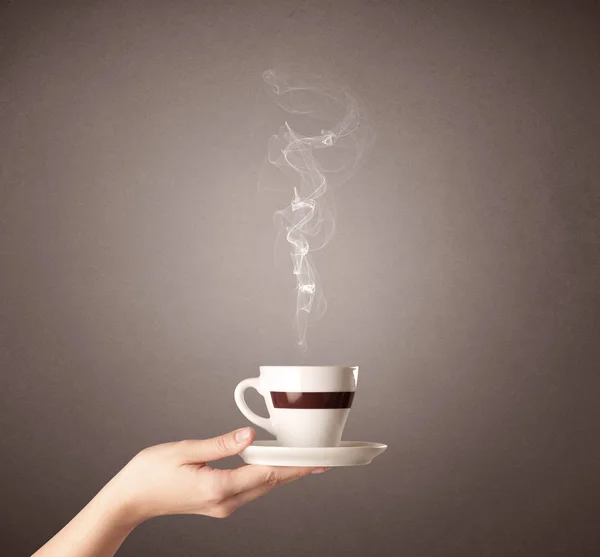 Weibliche Hand hält Kaffeetasse — Stockfoto