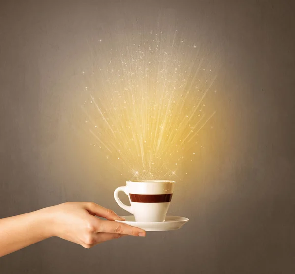 Mão feminina segurando xícara de café — Fotografia de Stock