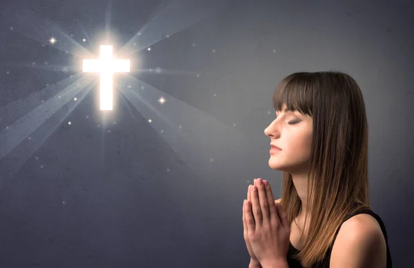 Modlit se dívka koncept — Stock fotografie