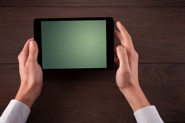 Mãos de negócios segurando tablet — Fotografia de Stock