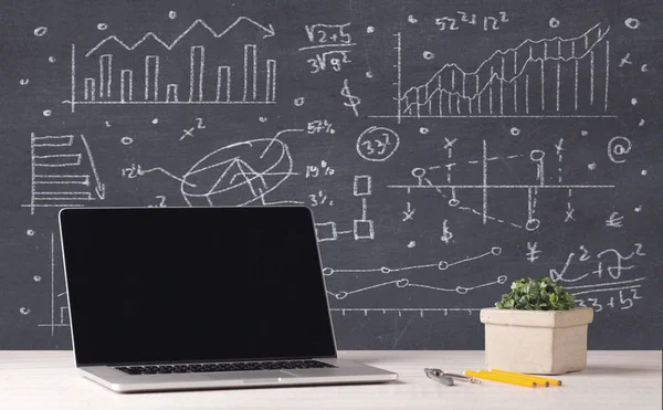Financiële business grafieken en kantoor laptop — Stockfoto