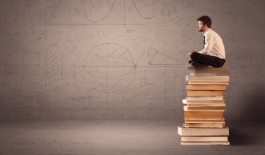 Kitaplar üzerinde oturan işadamı