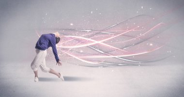 Parlak çizgileri olan eğlenceli şehir dansçısı.