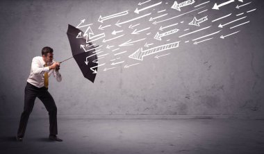 Şemsiyeli ve oklu bir iş adamı ona vuruyor.