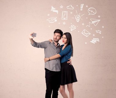 Düşünceleriyle selfie çeken çift.