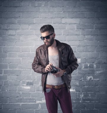 Tuğla şehir duvarının önünde manken.