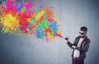 Kamera ve boya sıçratan hippi adam.
