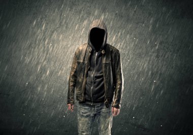 Kapüşonlu hayalet yüzlü adam