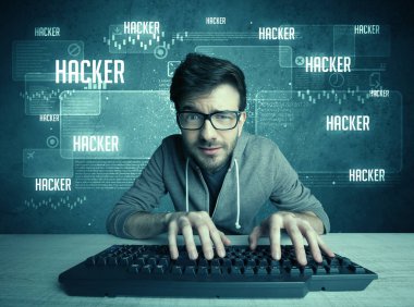 Klavye ve gözlüklü bir bilgisayar korsanı.