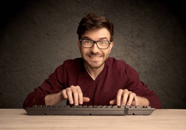 Klavyede bilgisayar ineği daktilosu