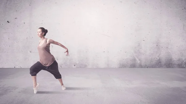 Pretty urban dancer with empty background — Stock Photo, Image