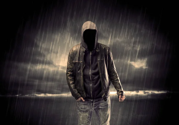 Anonymer Terrorist in Kapuzenpulli nachts — Stockfoto