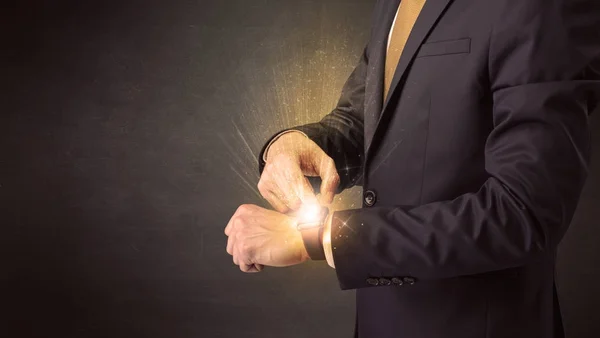 Empresário vestindo smartwatch . — Fotografia de Stock