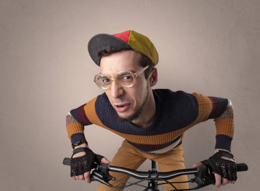 Boş arka plan ile çılgın bisikletçi