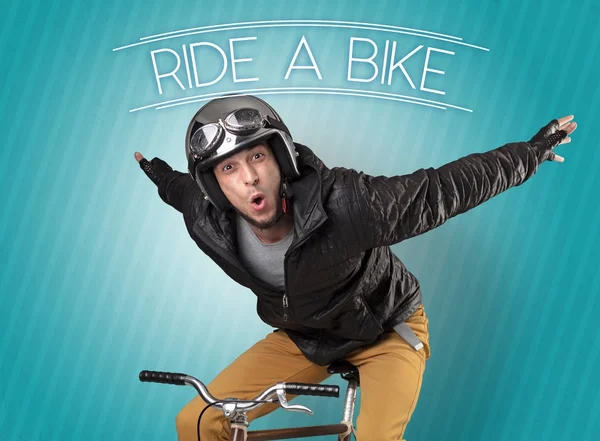 Nötaktig cyklist på sin cykel — Stockfoto