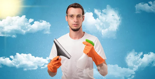 Sonniges Konzept mit Haushälterin und orangen Handschuhen — Stockfoto