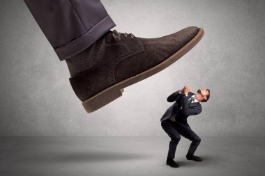 Çalışan büyük patron ayak korkuyor