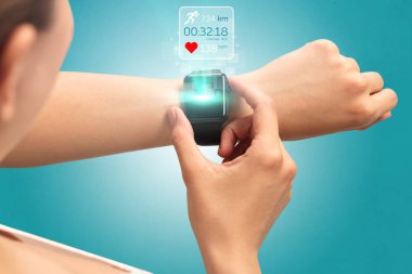 Kadın el smartwatch.