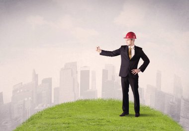 şehir manzarası önünde duran adam