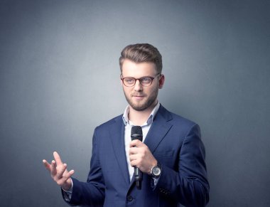 İşadamı holding mikrofon