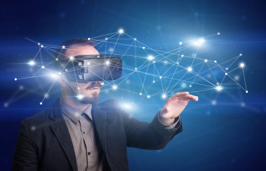 İşadamı ile sanal gerçeklik koruyucu gözlük