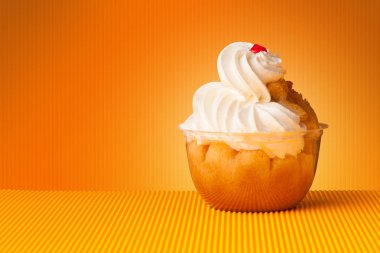 Lezzetli pasta boşaltmak ile renkli arka plan üzerinde