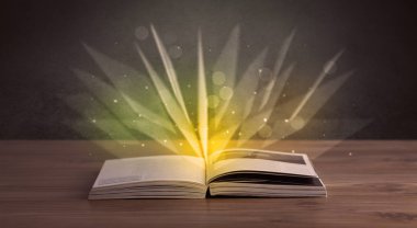 Kitap üzerinde sarı ışık 