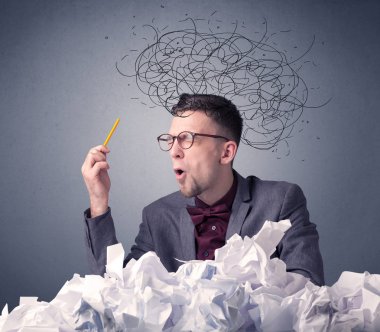 İşadamı buruşuk kağıt üzerinde