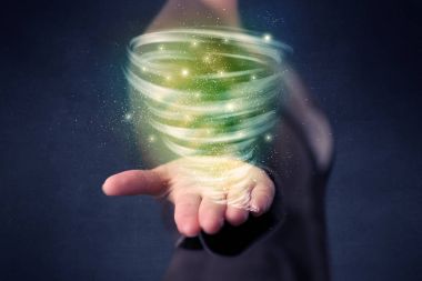 Kadın holding yeşil kasırga