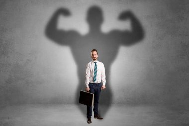 Arkasından kas gölge ile işadamı