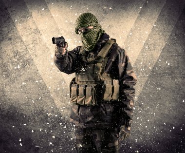 Eski backgro tehlikeli Maskeli silahlı askerlerle portresi