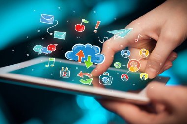 Tablet ile sosyal simgeler dokunmadan parmak