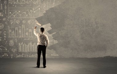 Satış elemanı duvardaki tabloların üstünü boyuyor.