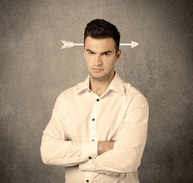 Kafasına bir ok ile genç pazarlamacı