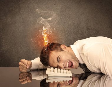 Üzgün iş adamının kafası alev aldı.