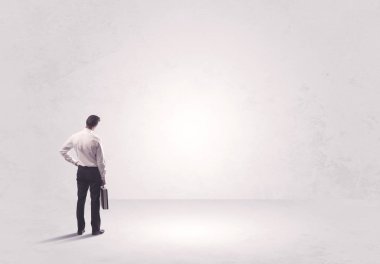 Saf hiçliğin içinde duran bir finans işçisi