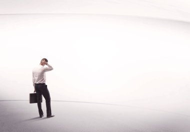 Çantası yerinde duran bir iş adamı.