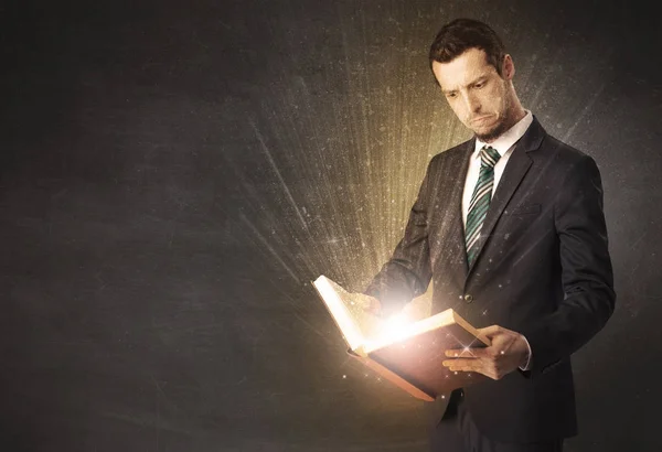 Hombre sosteniendo un libro . —  Fotos de Stock