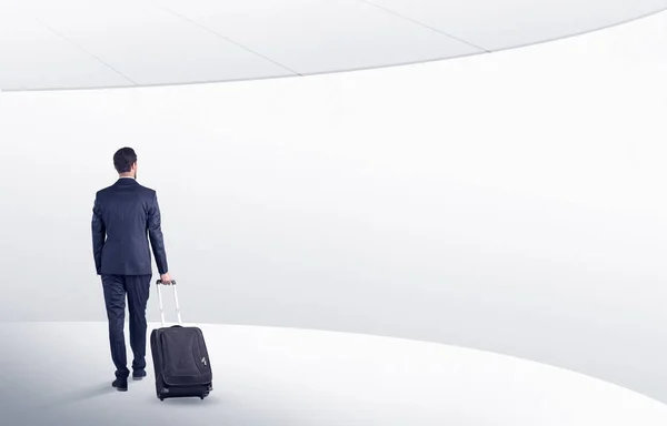 Homme d'affaires avec valise marchant dans la salle d'attente — Photo