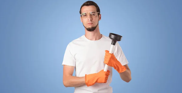 Haushälterin vor einer blauen leeren Wand — Stockfoto