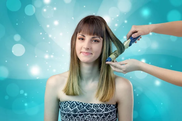 Mujer elegante preparándose con un fondo brillante — Foto de Stock