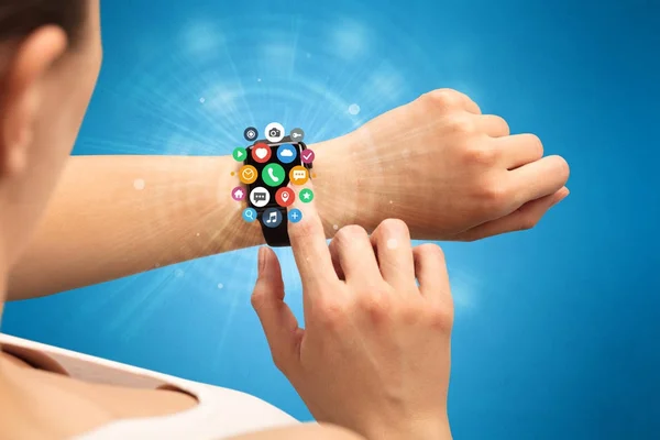 Smartwatch uygulama simgeleri ile. — Stok fotoğraf